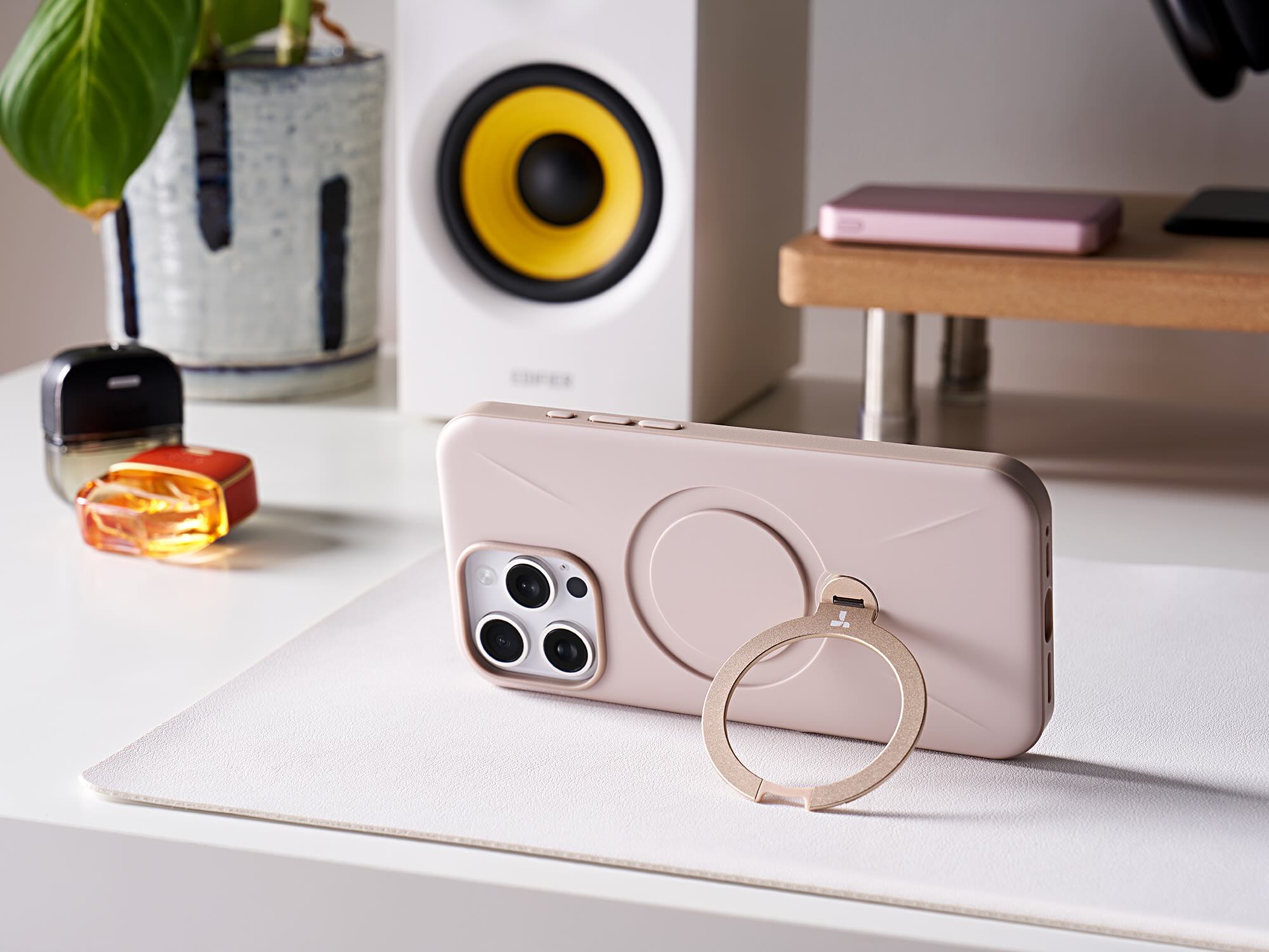 Les coques Ostand Spin de TORRAS alliant protection et fonctionnalité pour iPhone 16