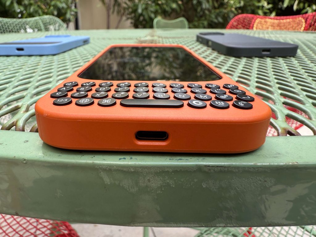 1728940921 449 Clicks Keyboard pour iPhone 16 Pro Concu grace