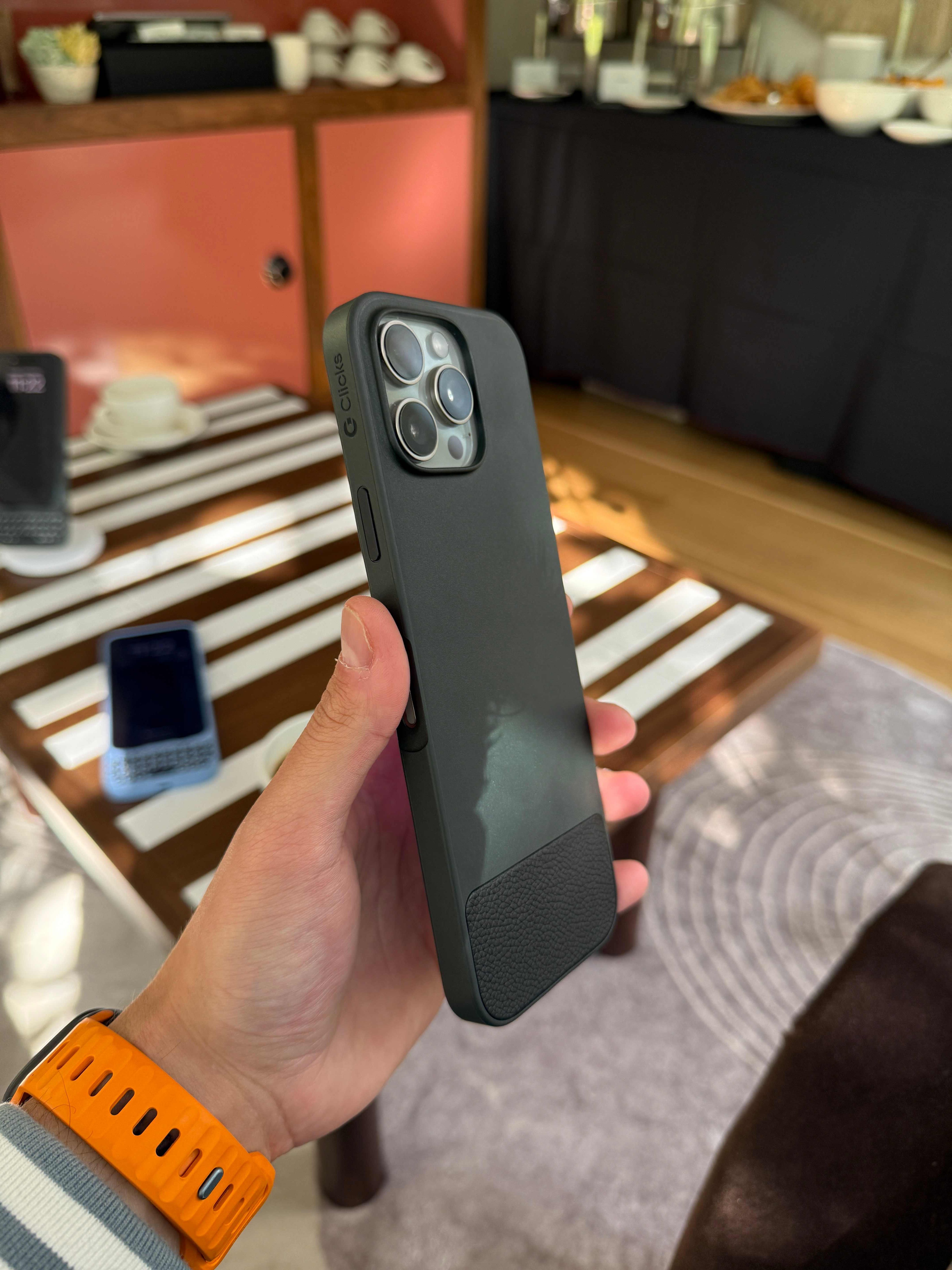 1728940922 101 Clicks Keyboard pour iPhone 16 Pro Concu grace