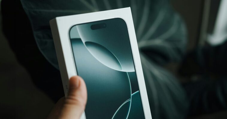 Acheteurs en gros : pourquoi ils paient plus cher que le prix de détail pour l'iPhone 16 1 Bulk buyers are paying above retail for the iPhone 16, for four reasons