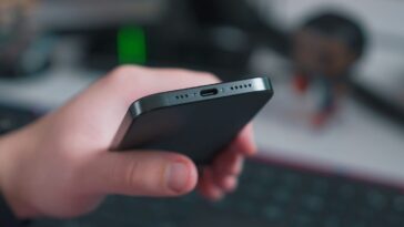 Does limiting iPhone charging to 80% extend battery life?