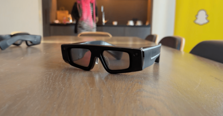 L'expérimentation des nouvelles lunettes AR de Snapchat est étonnamment plaisante 1 Hands-on with Snapchat’s newest AR glasses proves surprisingly delightful