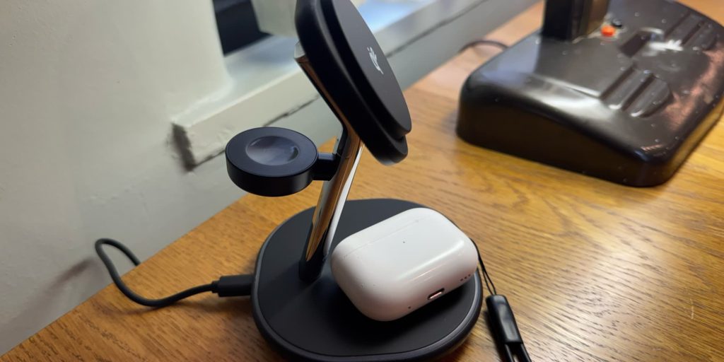 MagSafe : EnergyCell lance un chargeur MagSafe simple de 15 watts pour vos produits Apple 2 EnergyCell 3-in-1 charging station