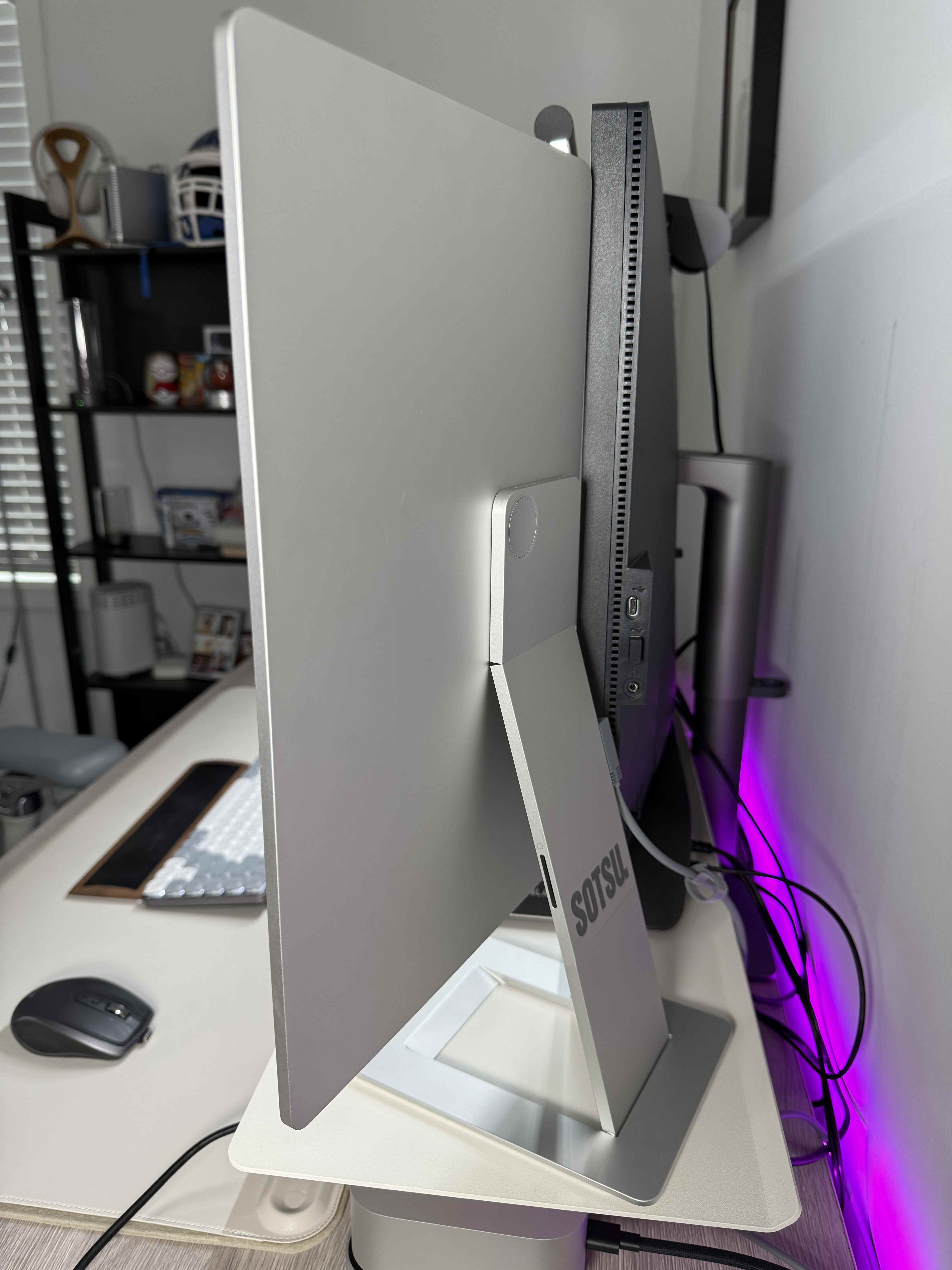 Ces accessoires ont transformé mon bureau en un setup MacOS et iPadOS de rêve 4 Image du moniteur Sotsu