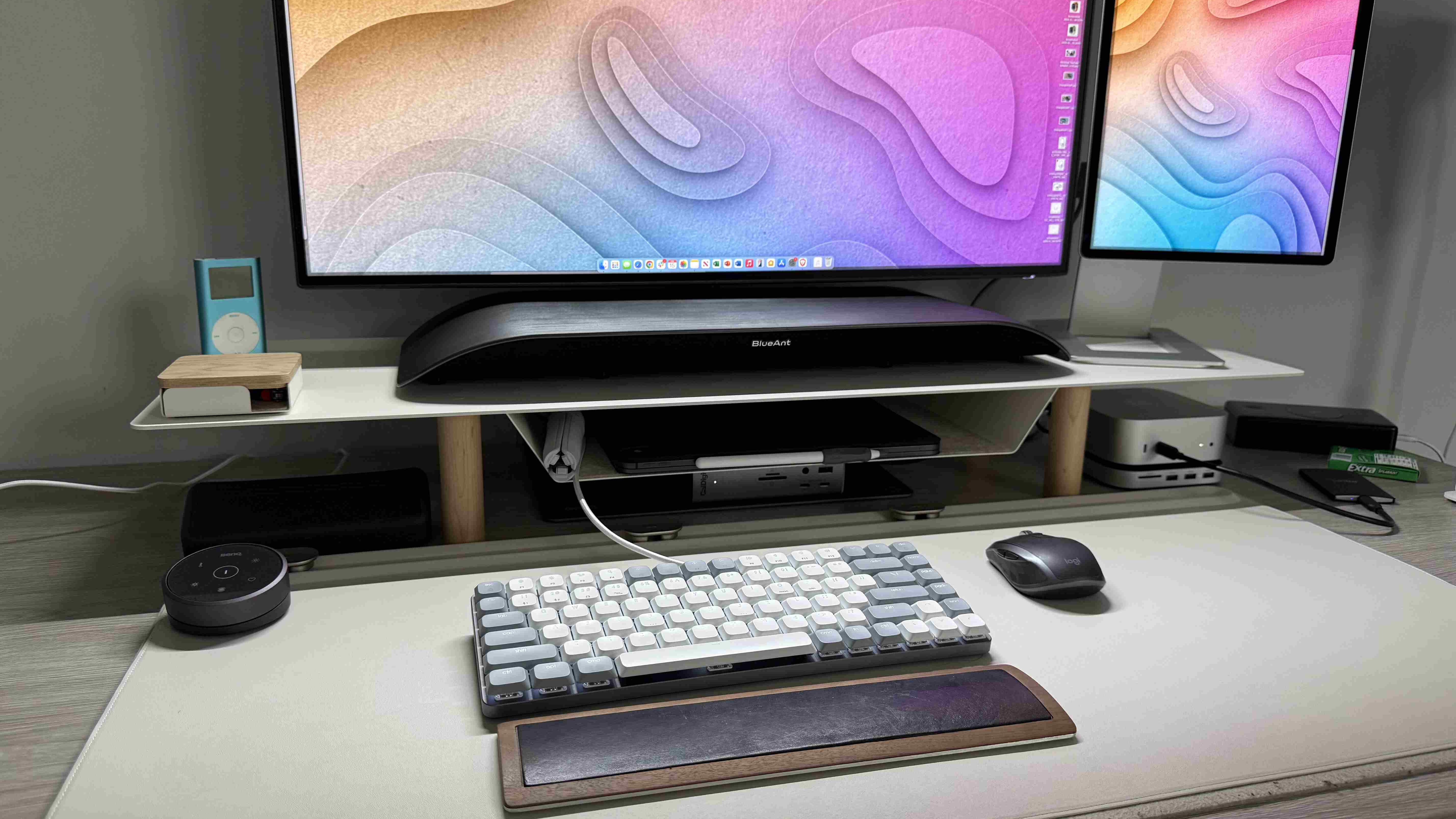 Ces accessoires ont transformé mon bureau en un setup MacOS et iPadOS de rêve 2 Image du support pour moniteur