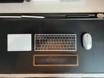 Ces accessoires ont transformé mon bureau en un setup MacOS et iPadOS de rêve 6 Image du tapis de bureau