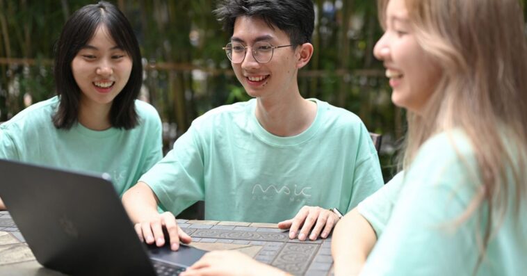 Apple investit 4 millions de dollars pour le développement d'applications en Chine 1 Apple donates $4M for Chinese app development; visit to DeepSeek’s hometown