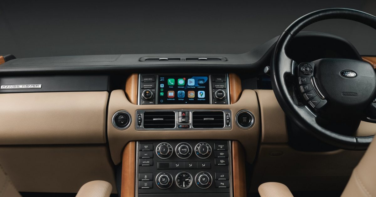 Land Rover brought CarPlay to 15-year-old Range Rovers with ‘period‑correct hardware’