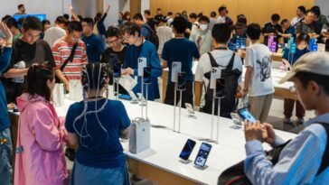 Demand for iPhones increases in US Apple Stores as customers fear price hikes