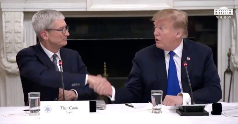 Trump se vante d'avoir aidé Tim Cook avec les changements de tarifs aux États-Unis 1 Trump touts how he ‘helped’ Tim Cook with US tariff pivots