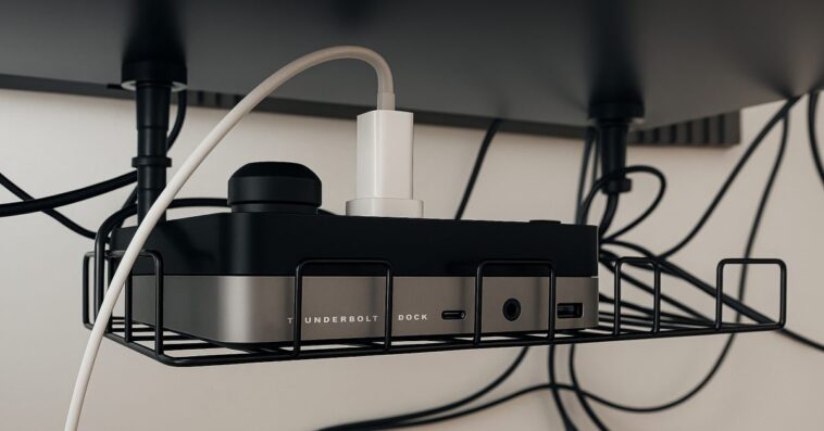 Organisez votre espace de travail sur Mac avec un dock Thunderbolt sous votre bureau 1 Tidy up your Mac office space with a Thunderbolt dock hidden under your desk