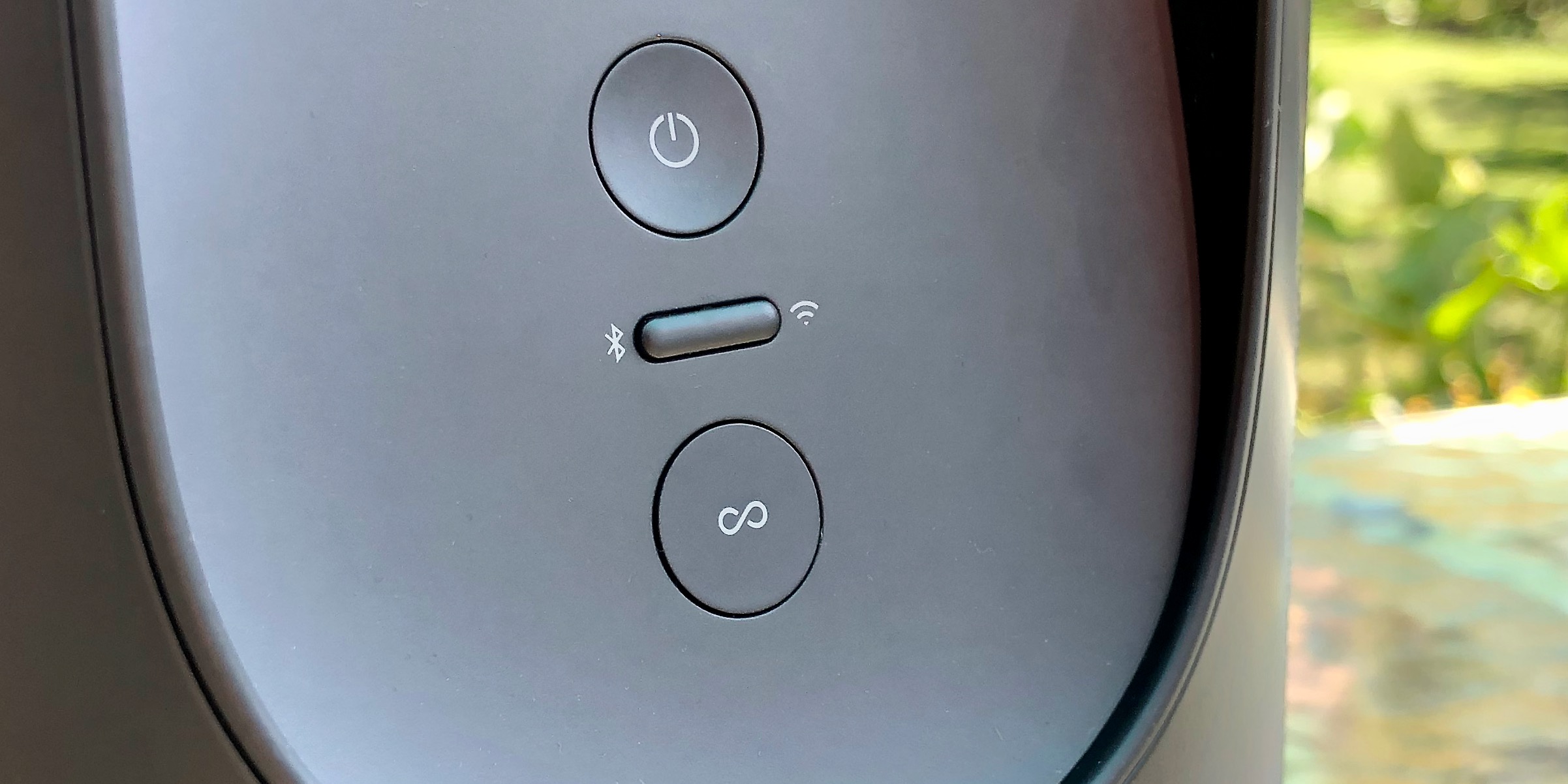 iOS 26 : les AirPods ne passeront plus automatiquement aux haut-parleurs 2 Boutons de l'enceinte portable Bluetooth Sonos Move
