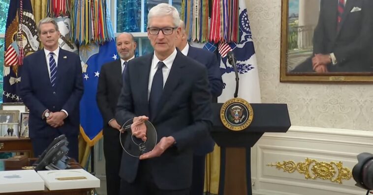 Tim Cook offre à Trump un verre 100% fabriqué aux USA sur une base en or 24k 1 Tim Cook gifts Trump with 100% US-made piece of glass on a 24k gold base
