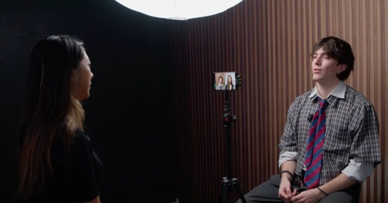 L'iPhone devient un rig sans fil à double caméra pour la production vidéo pro 1 iPhone just became a wireless dual-camera rig for pro video production