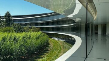 Trump says Apple will invest a further $100B in US production