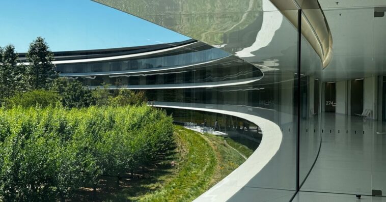 Trump annonce qu'Apple investira 100 milliards de dollars supplémentaires en production US 1 Trump says Apple will invest a further $100B in US production