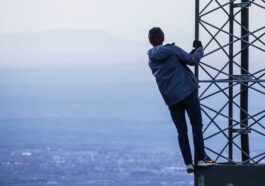 Scammers are faking cell towers now; Americans bad at spotting scams