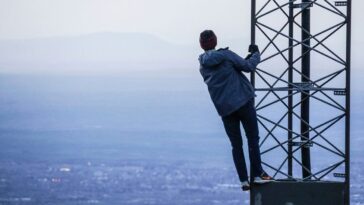 Scammers are faking cell towers now; Americans bad at spotting scams