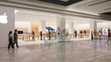 Latest Apple store has a new way to blur the boundary between interior and exterior