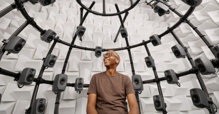 Plongée rare dans les laboratoires de test et d'amélioration des AirPods d'Apple 1 A rare look inside Apple’s AirPods testing and refinement labs