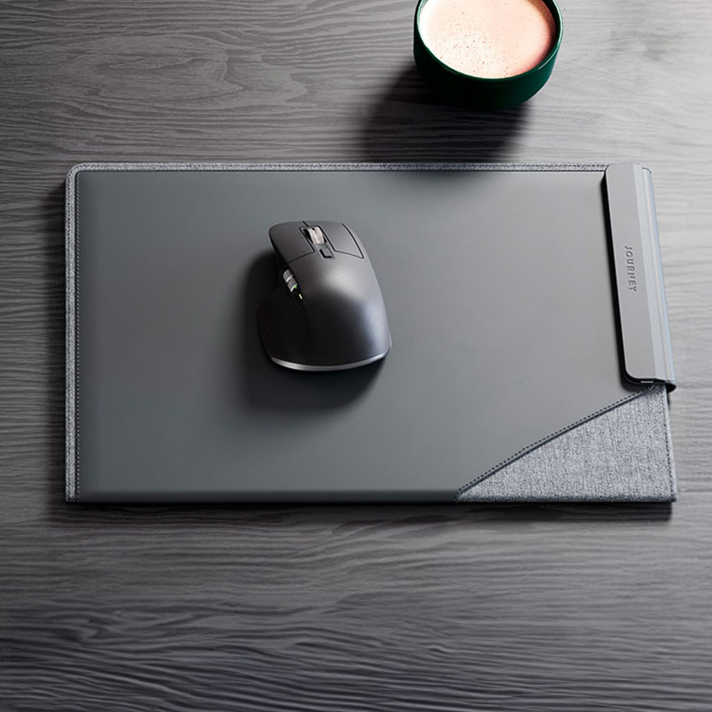 Suivez tout avec les nouveaux accessoires LOC8 FindMy de Journey 2 LOC8 Laptop Sleeve