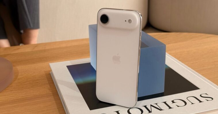 Tim Cook parle de la durée de vie de la batterie de l’iPhone Air lors d’une interview 1 Tim Cook addresses iPhone Air battery life in new interview at Corning factory