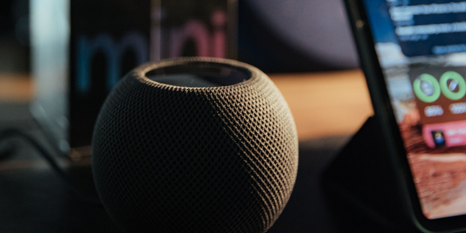 De nouveaux produits Apple arrivent cette semaine, voici ce qui pourrait être lancé 4 Sécurité domestique intelligente | HomePod mini à côté d'un iPhone