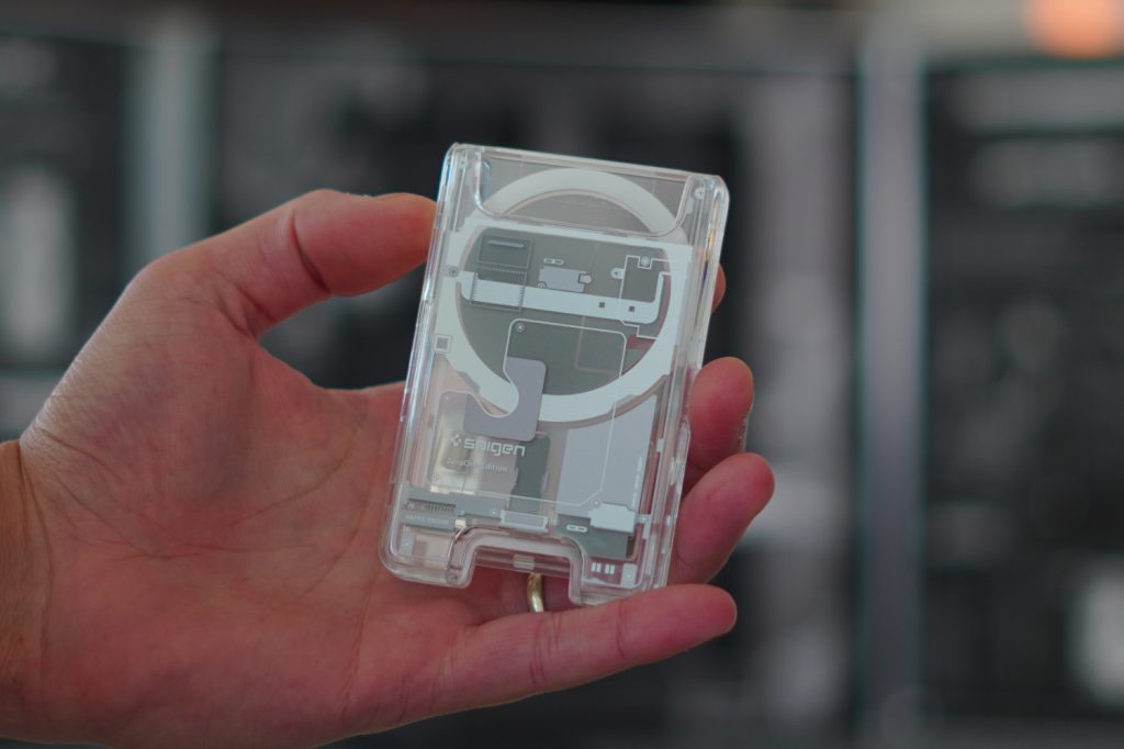 1761668757 42 Cette coque demontable vous permet de decouvrir linterieur de liPhone