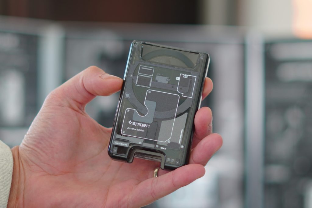 1761668757 620 Cette coque demontable vous permet de decouvrir linterieur de liPhone