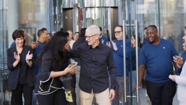 Apple says holiday quarter will be biggest ever in company history