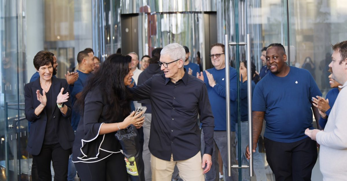 Apple says holiday quarter will be biggest ever in company history