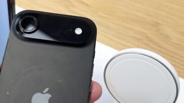 Apple Stores are using new MagSafe chargers with silicone rings for iPhone 17 demo units