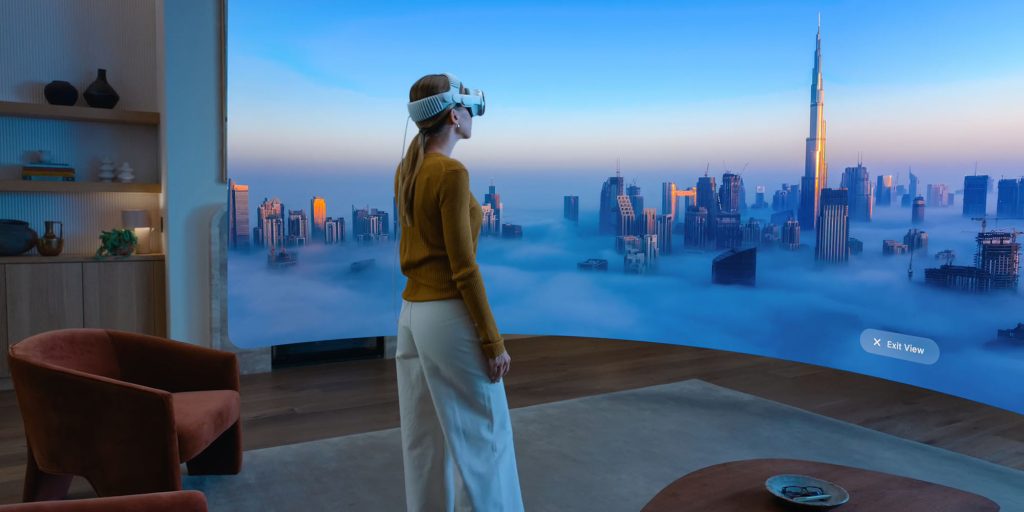 Apple en 2025 : les points forts, les faiblesses et les surprises à venir 7 M5 Vision Pro goes on sale in two more countries | Apple promotional photo showing a woman enjoying an immersive city view