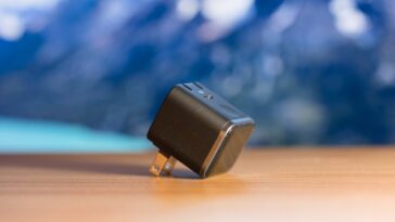 Anker’s tiny 45W charger adds a useful built-in display, and it’s now available [Hands-on]