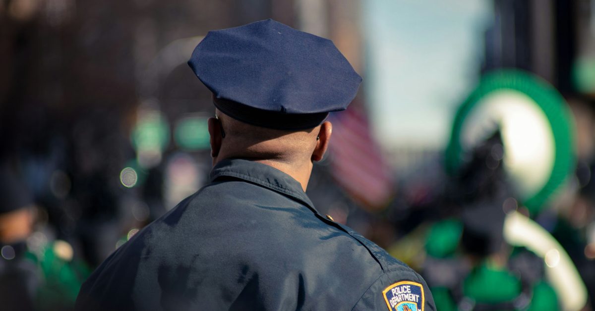 Apple paid $1.2M to privately hire police to protect its San Francisco stores – Wired