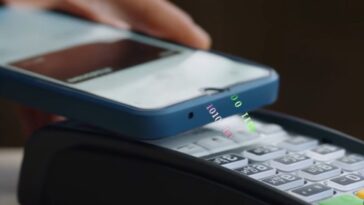 Video shows how to steal $10,000 from locked iPhone in controlled setting