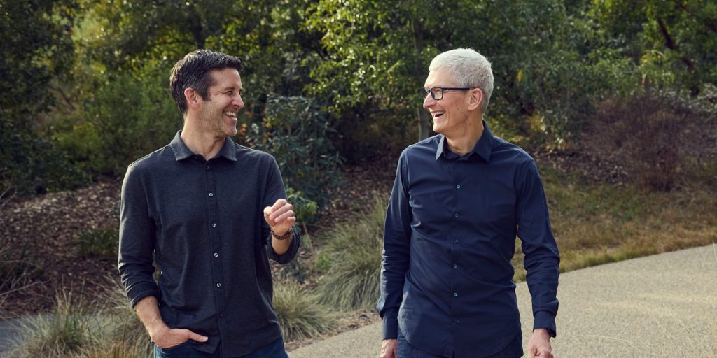 Tim Cook marchant avec John Ternus
