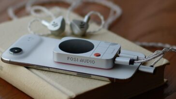 This magnetic headphone amp puts a DAC (and display) on the back of your iPhone