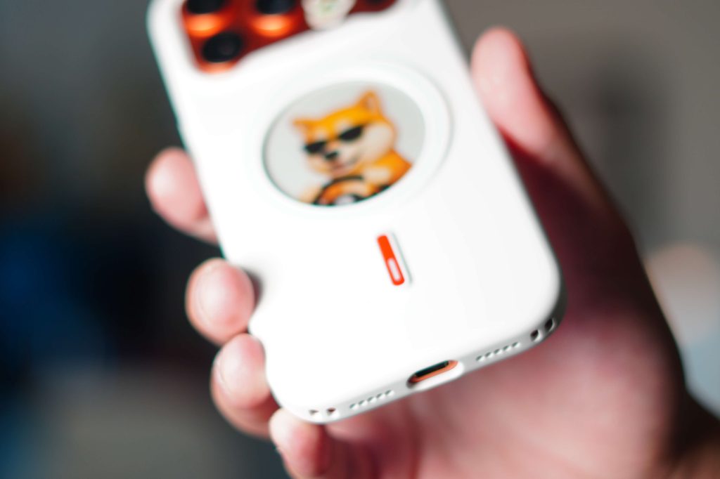 1782226927 234 Une coque pour iPhone avec un ecran e ink personnalisable Video