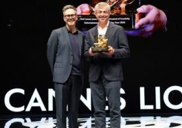 Eddy Cue reçoit le prix de la Personnalité de l'Année au Cannes Lions 30 Eddy Cue accepts Entertainment Person of the Year Award at Cannes Lions