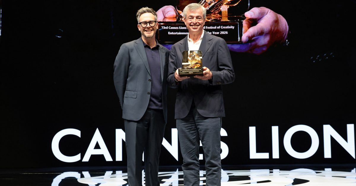 Eddy Cue reçoit le prix de la Personnalité de l'Année au Cannes Lions 7 Eddy Cue accepts Entertainment Person of the Year Award at Cannes Lions
