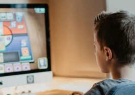 Parents invités à revoir les limites de temps d'écran à l'aube de la rentrée scolaire 13 Parents urged to revisit screen time limits as kids head back to school