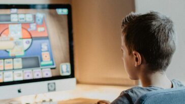 Parents urged to revisit screen time limits as kids head back to school