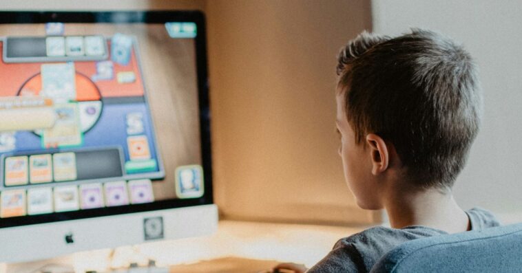 Parents invités à revoir les limites de temps d'écran à l'aube de la rentrée scolaire 1 Parents urged to revisit screen time limits as kids head back to school