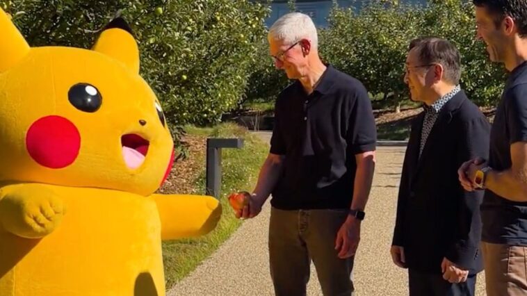 Voici combien Apple paie John Ternus en tant que PDG et Tim Cook en tant que président exécutif 2 Tim Cook and John Ternus host Pikachu and The Pokémon Company CEO at Apple Park