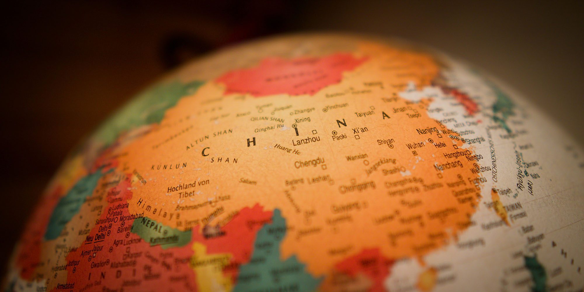 Tarifs chinois sur les importations | La Chine sur un globe de bureau