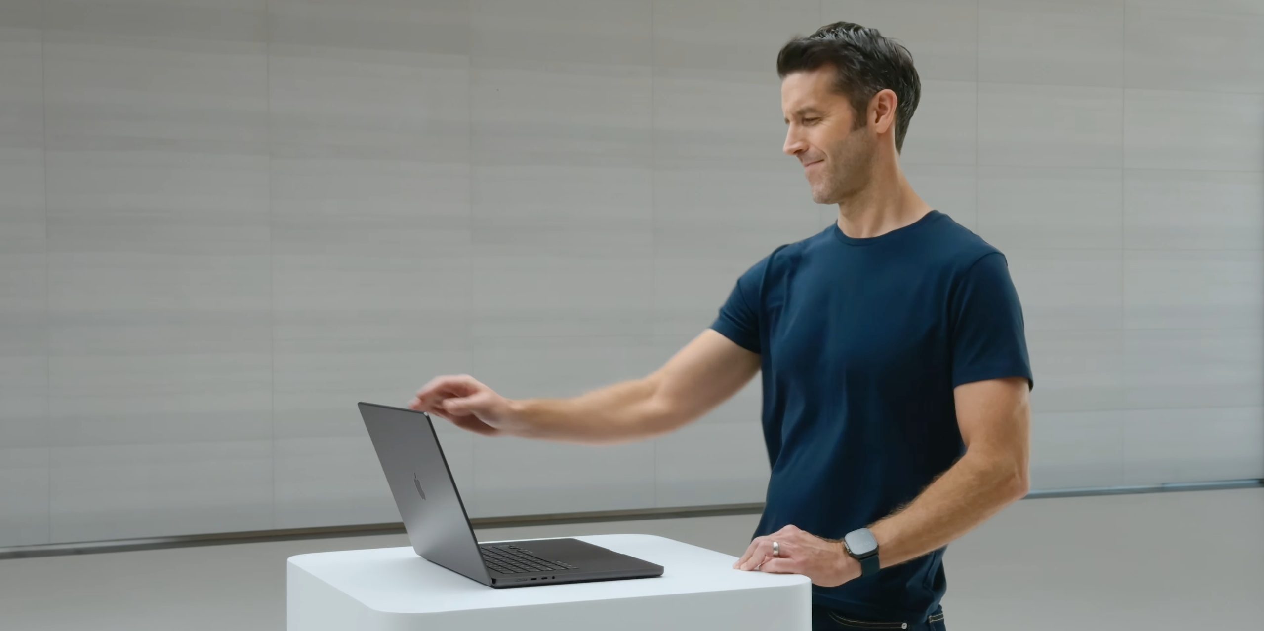 Nouveau profil de John Ternus : aperçu de la vie et de la réputation du PDG d'Apple 2 John Ternus en train d'ouvrir un MacBook