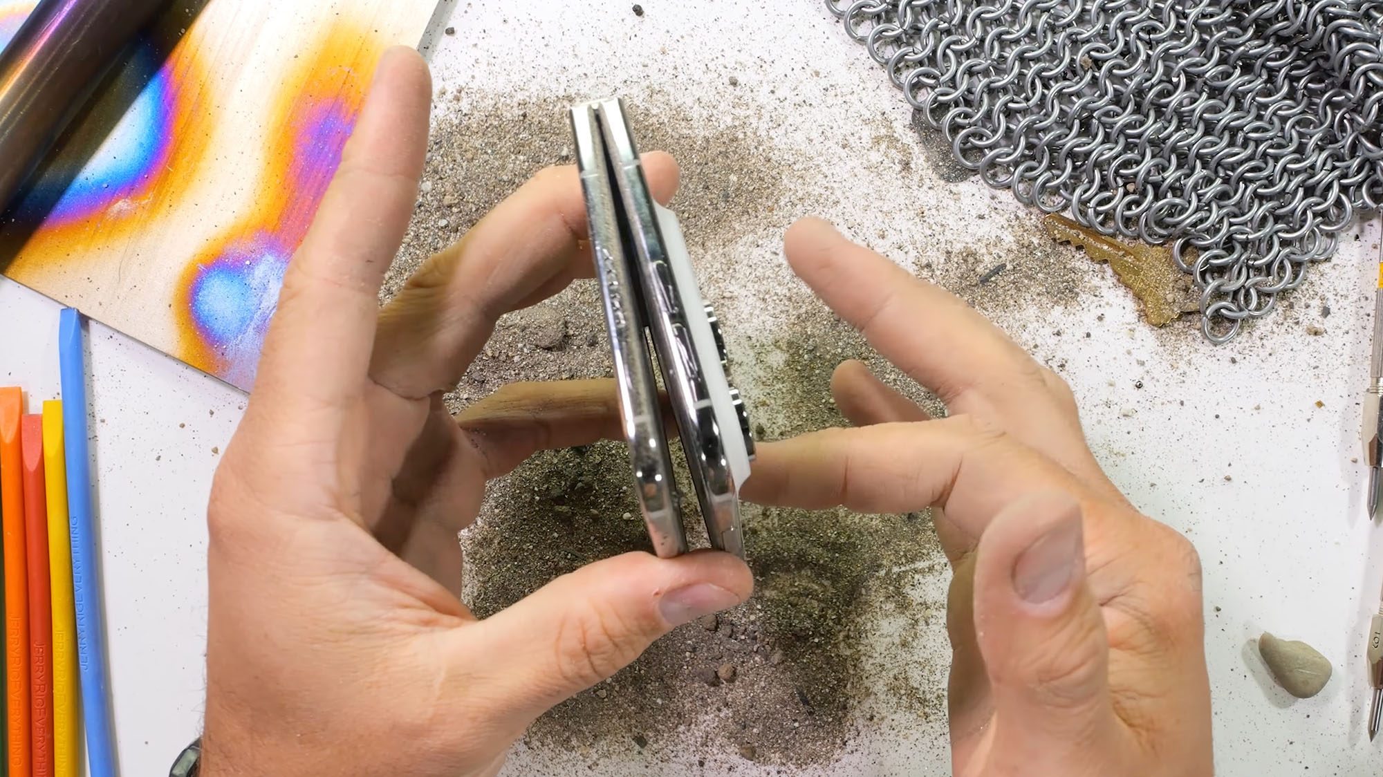 1793013930 34 iPhone Duo teste jusqua la destruction meme la couche