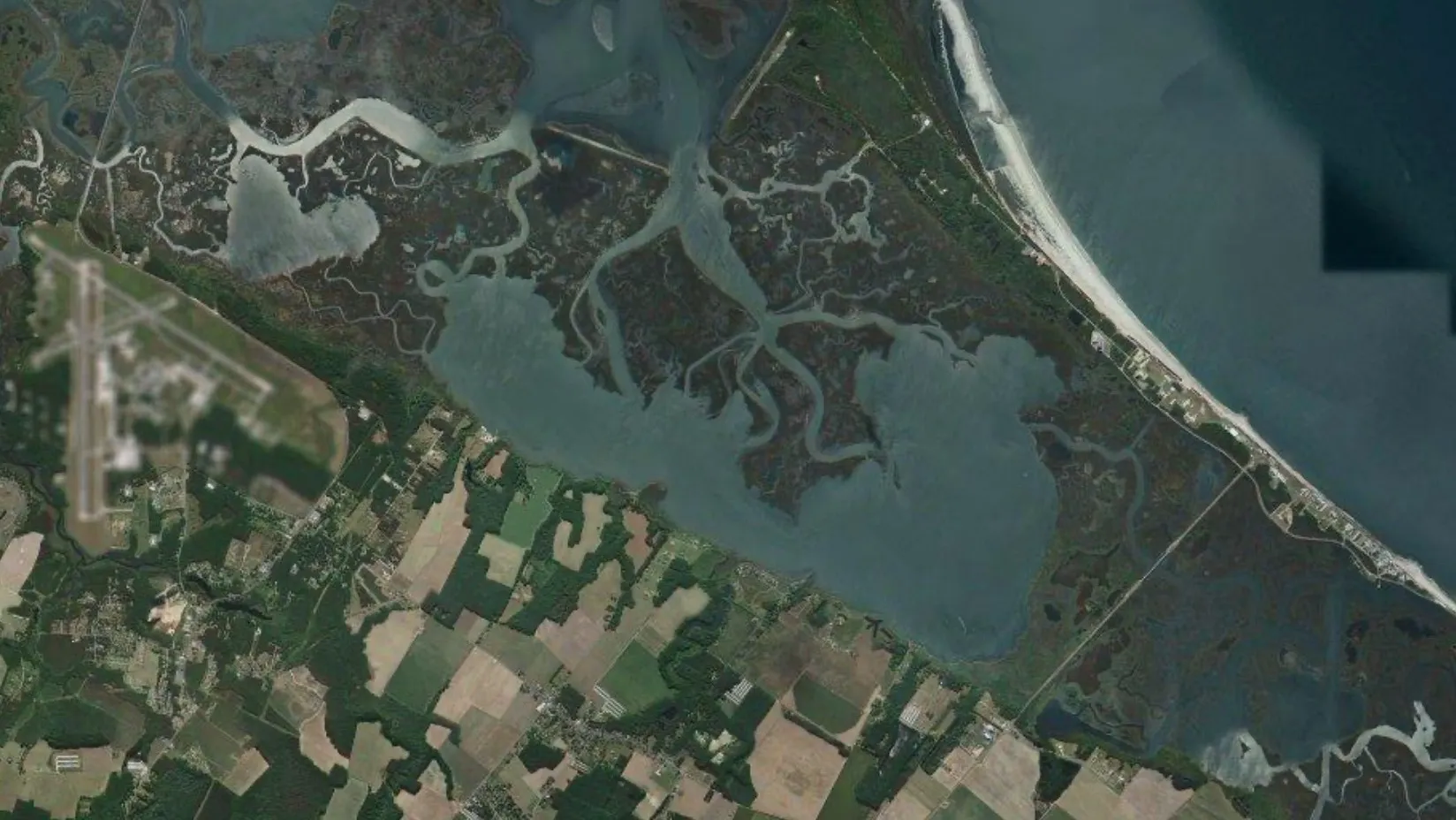 Vue satellite partiellement floutée du Wallops Flight Facility