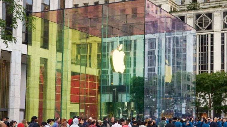 Installations d'iPhone géants repérées à Apple Fifth Avenue avant le lancement de vendredi 1 Giant iPhone Duo installations spotted at Apple Fifth Avenue ahead of Friday launch